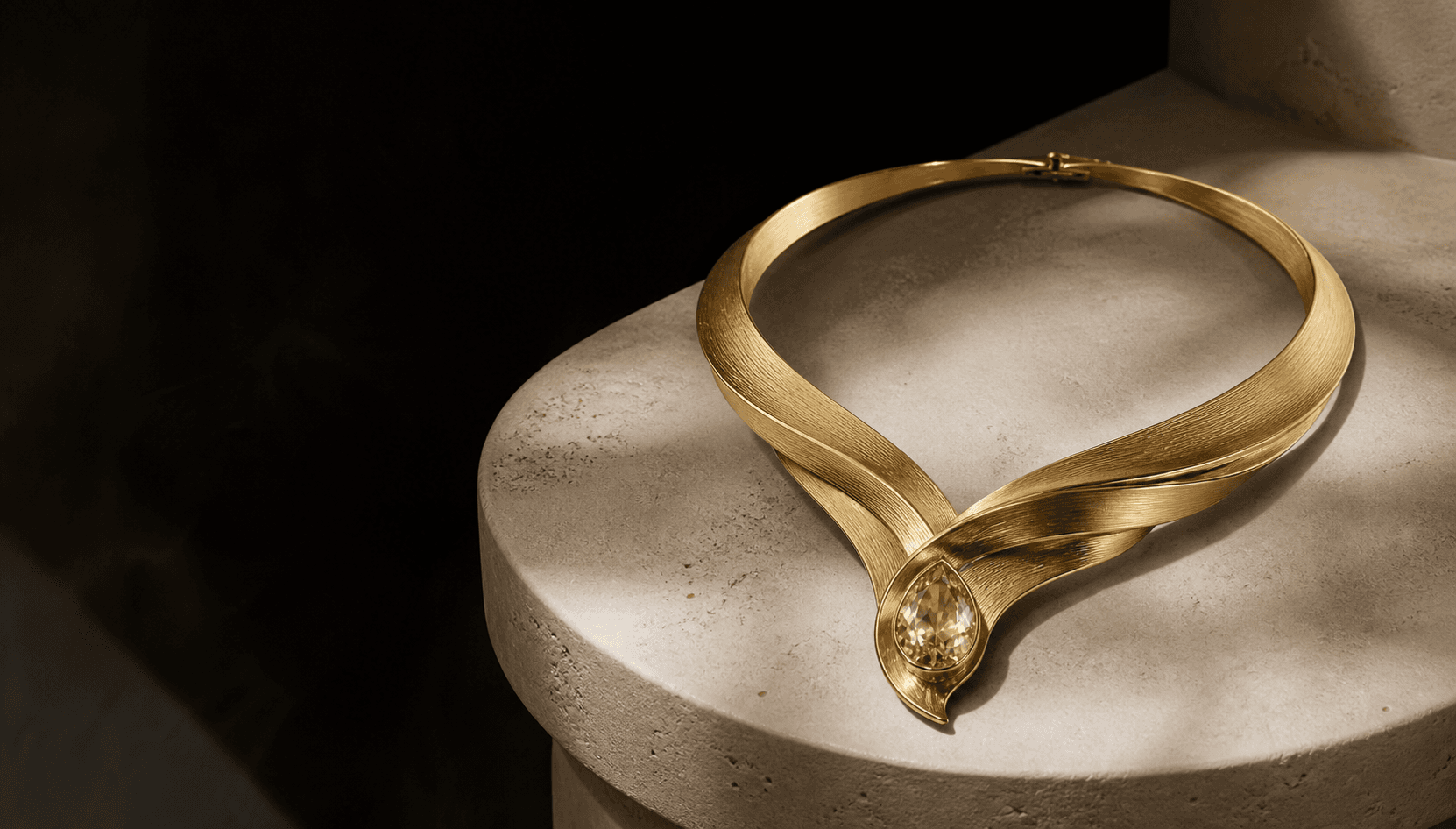 Collier Lueur en or brossé et diamant champagne sur un socle en pierre ivoire