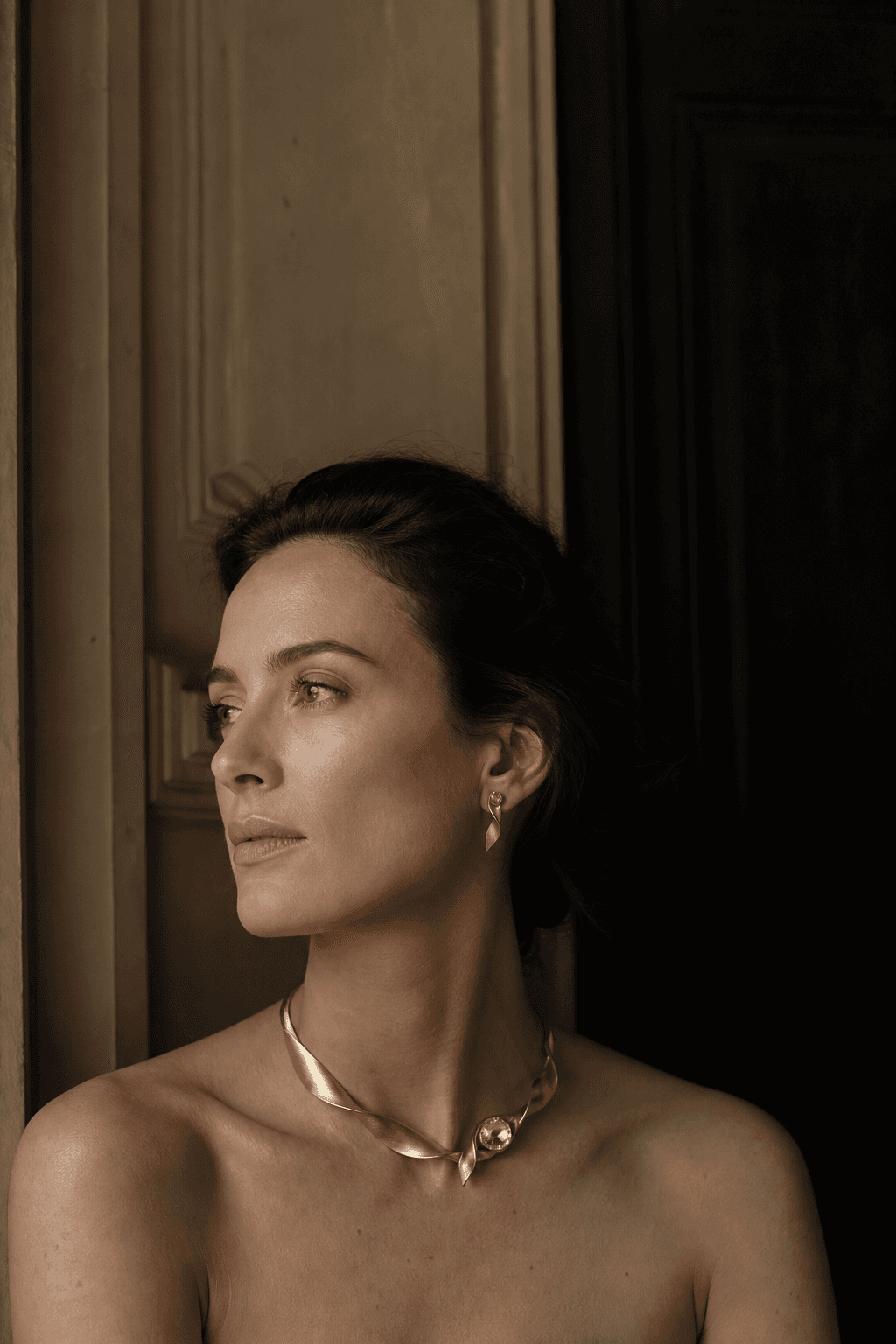 Collier Sillage porté dans un intérieur parisien